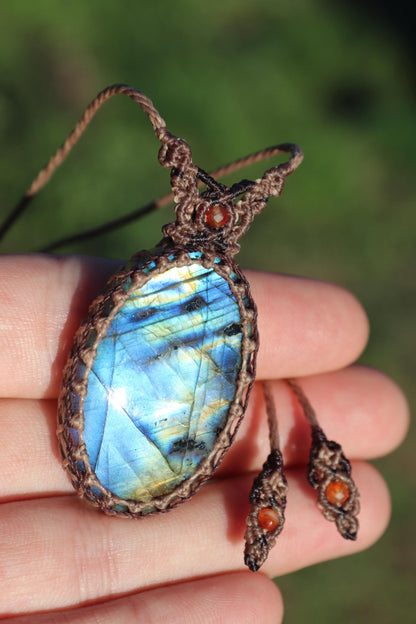 Pendentif en LABRADORITE bleue avec cornaline naturelle