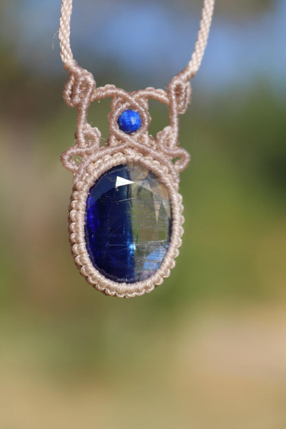 Pendentif en cyanite avec cyanite facettée bleu néon et transparente