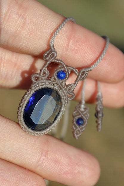 Pendentif en cyanite avec cyanite facettée bleu néon et transparente
