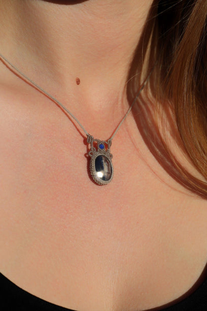 Pendentif en cyanite avec cyanite facettée bleu néon et transparente