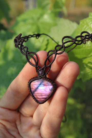 Elegant purple SPECTROLITE choker