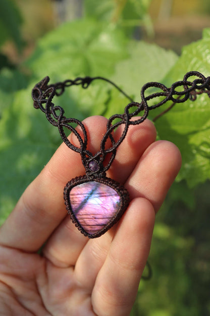 Collier ras-de-cou élégant en spectrolite violette