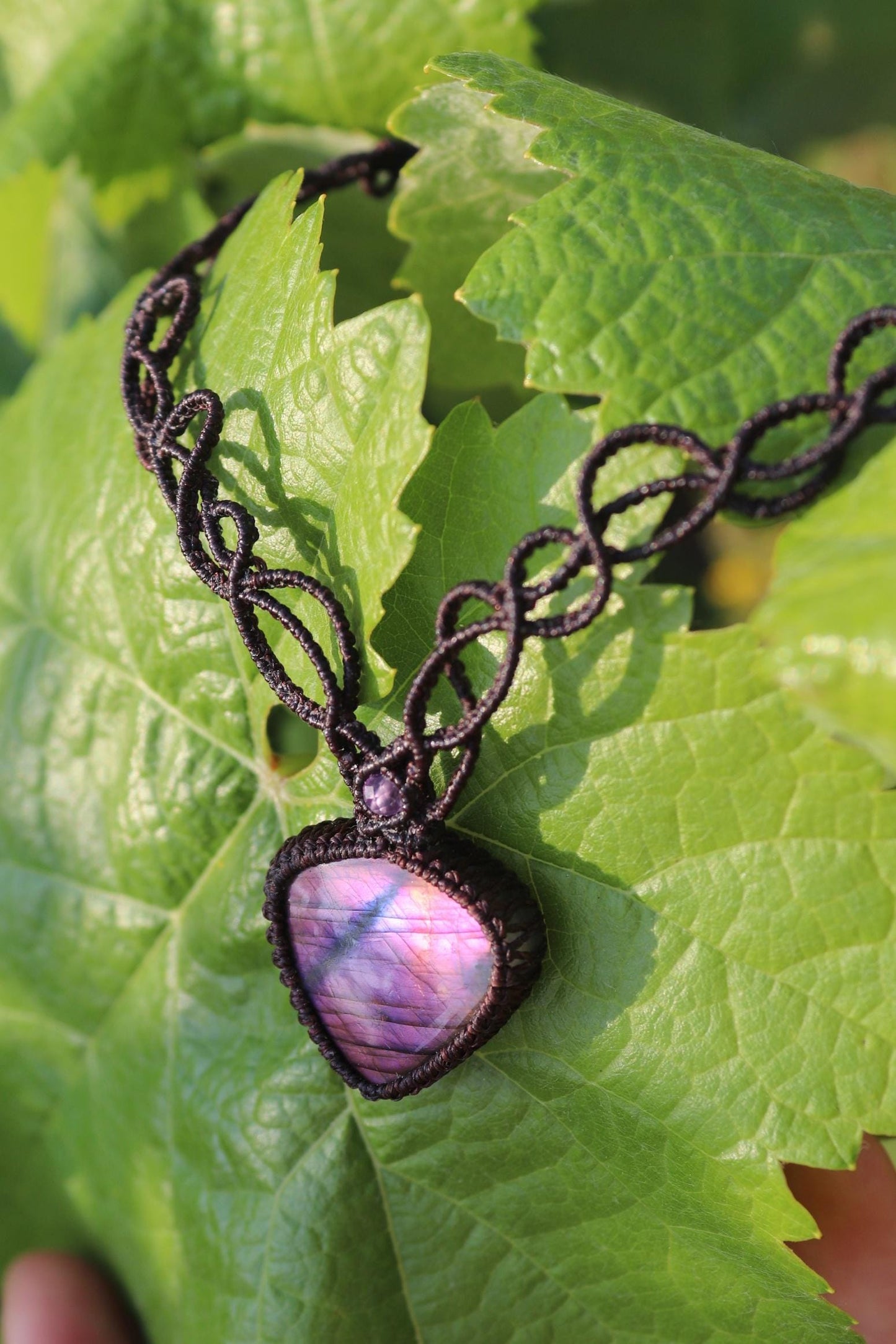 Collier ras-de-cou élégant en spectrolite violette