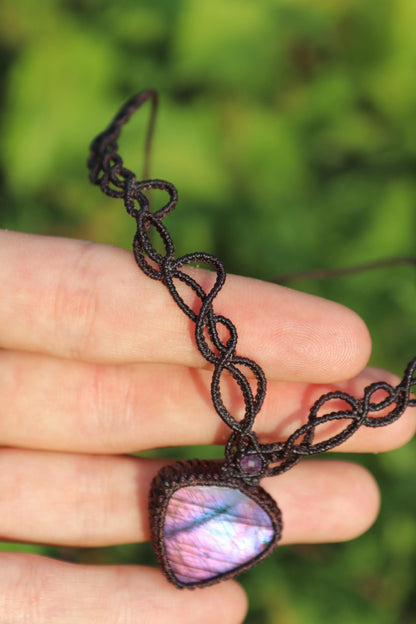 Collier ras-de-cou élégant en spectrolite violette