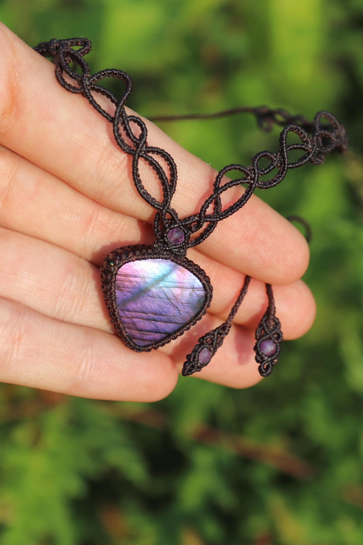 Collier ras-de-cou élégant en spectrolite violette