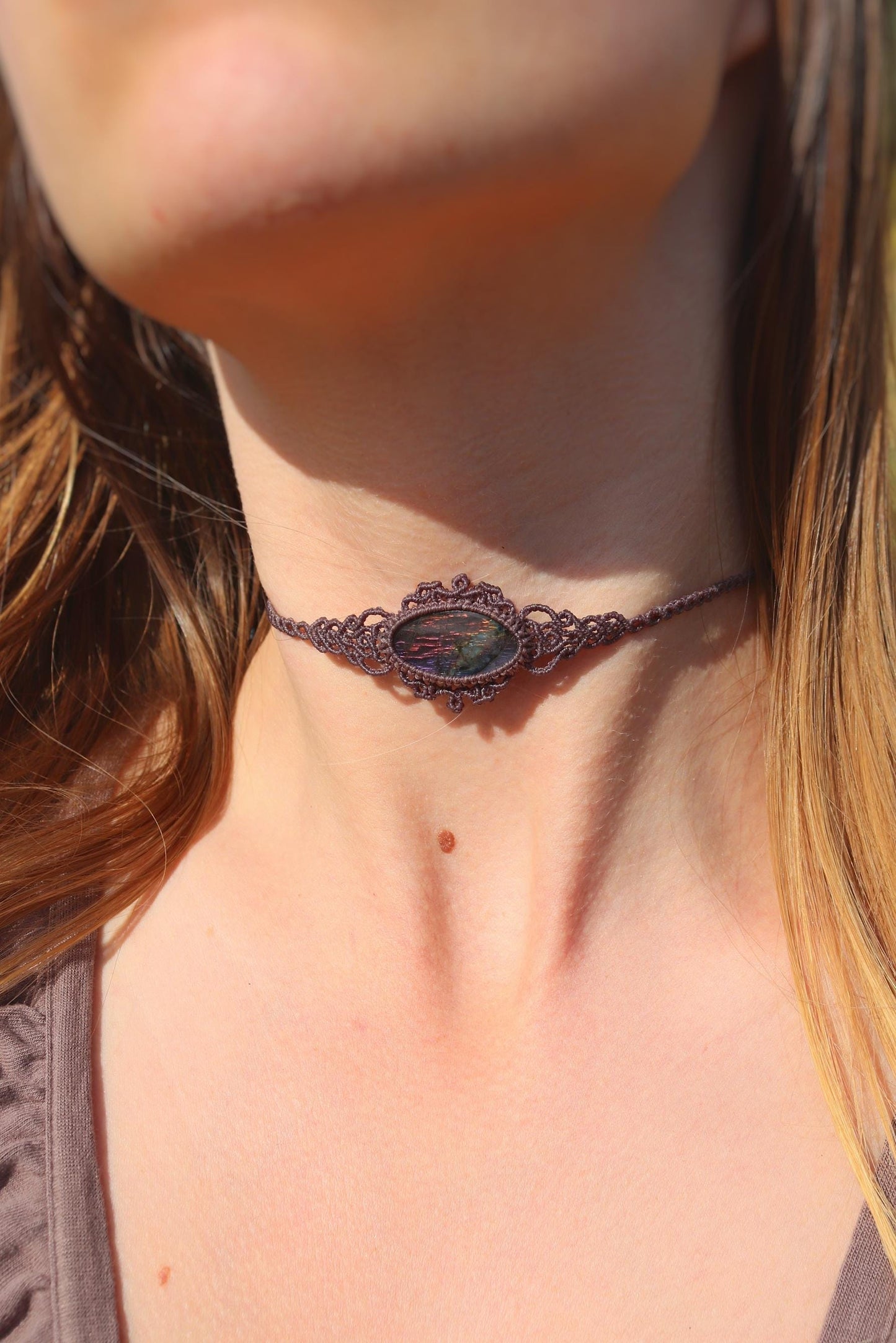 Tour de cou/collier ras du cou en SPECTROLITE violette véritable