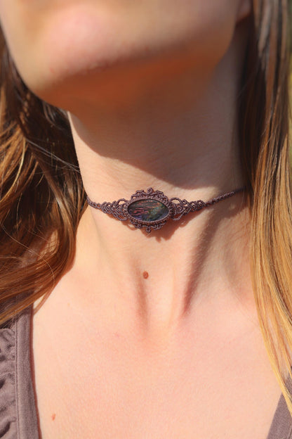 Tour de cou/collier ras du cou en SPECTROLITE violette véritable