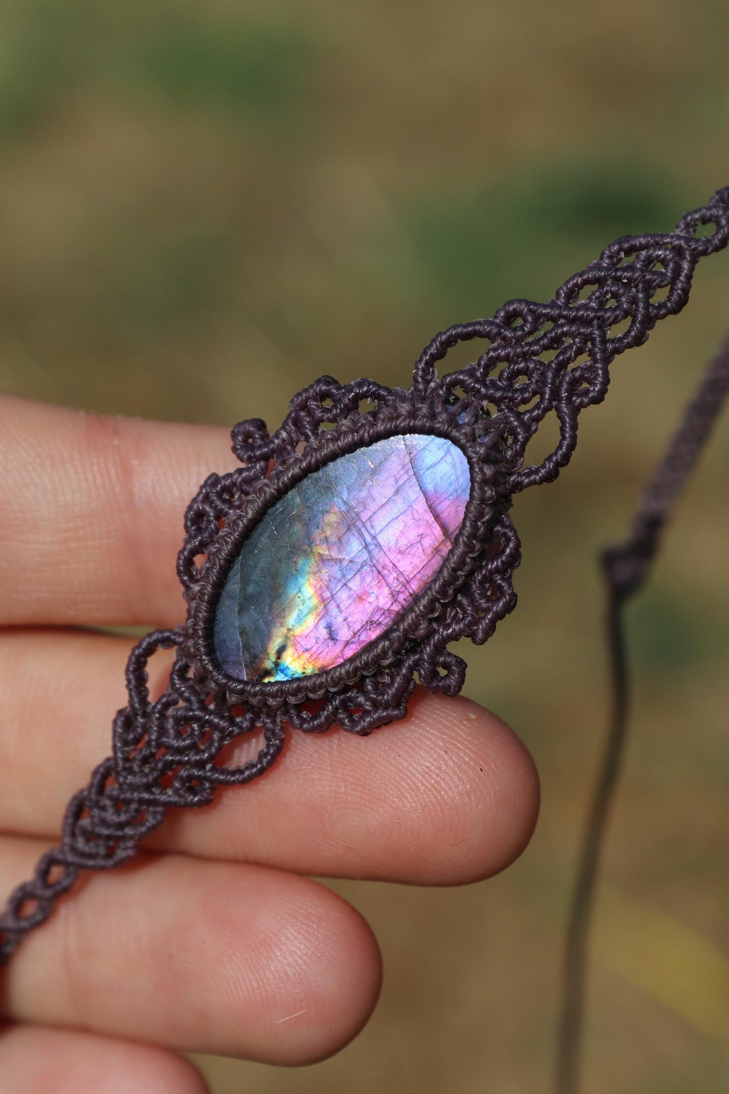 Tour de cou/collier ras du cou en SPECTROLITE violette véritable