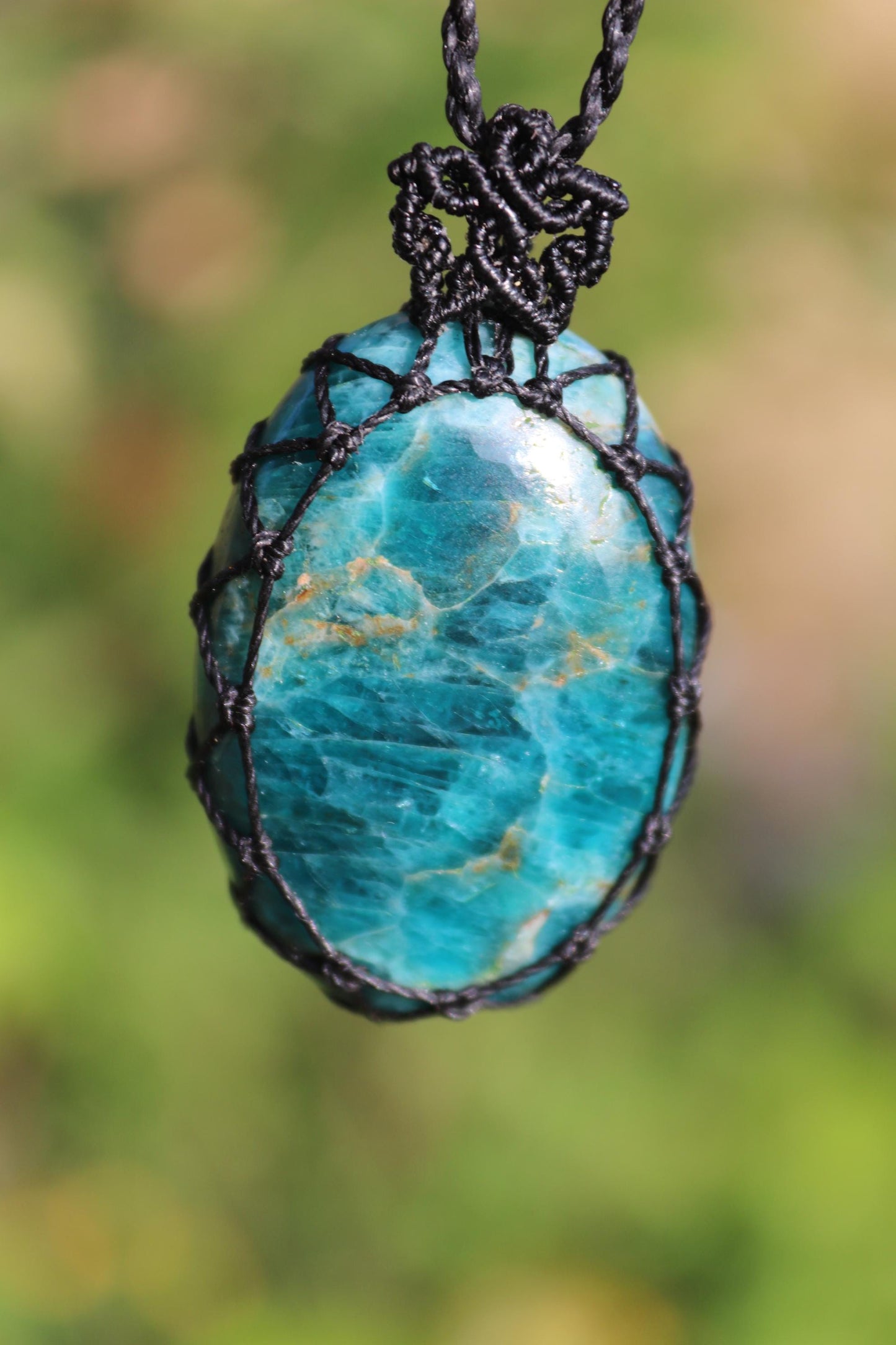 Pendentif unisexe en APATITE néon noire