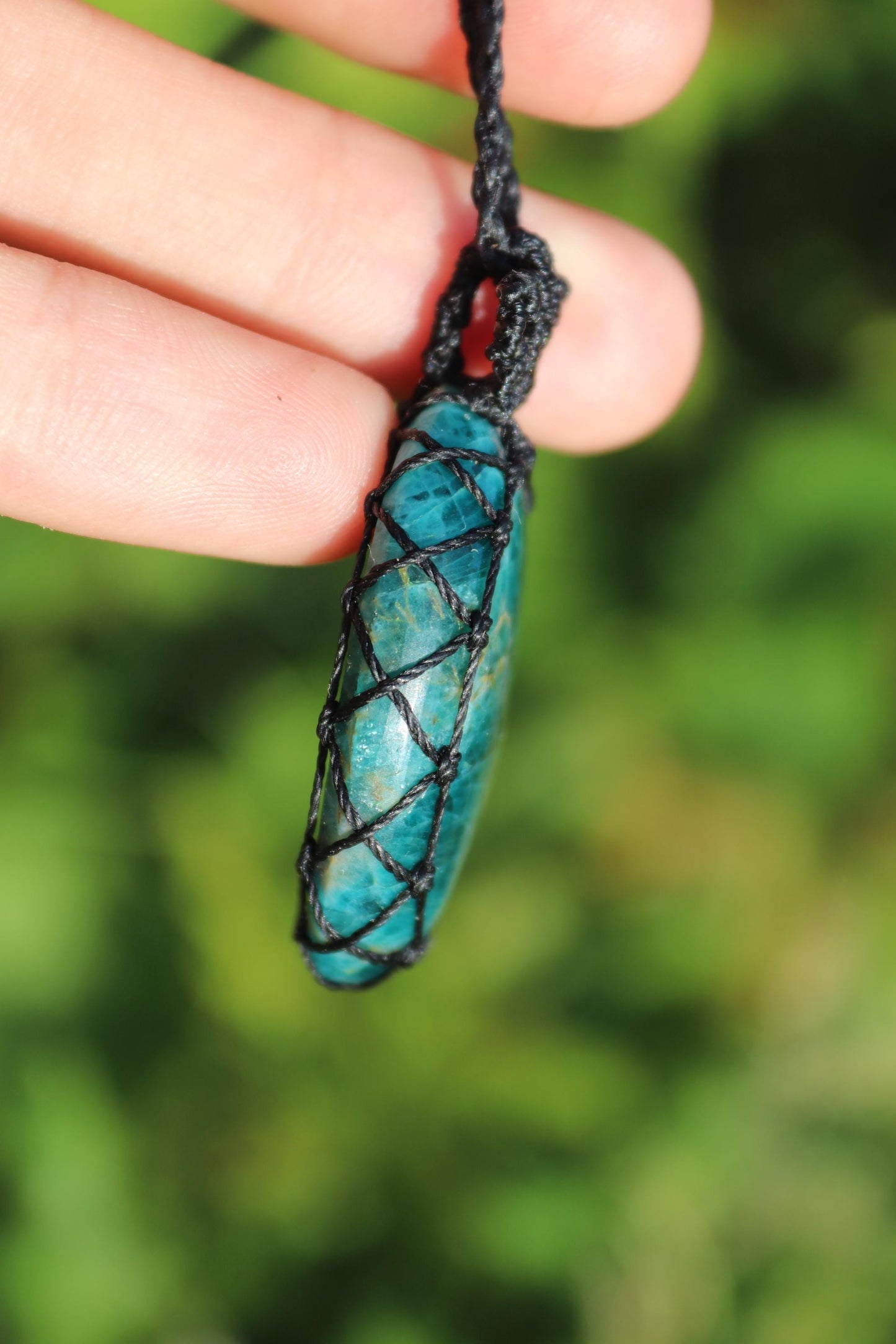 Pendentif unisexe en APATITE néon noire