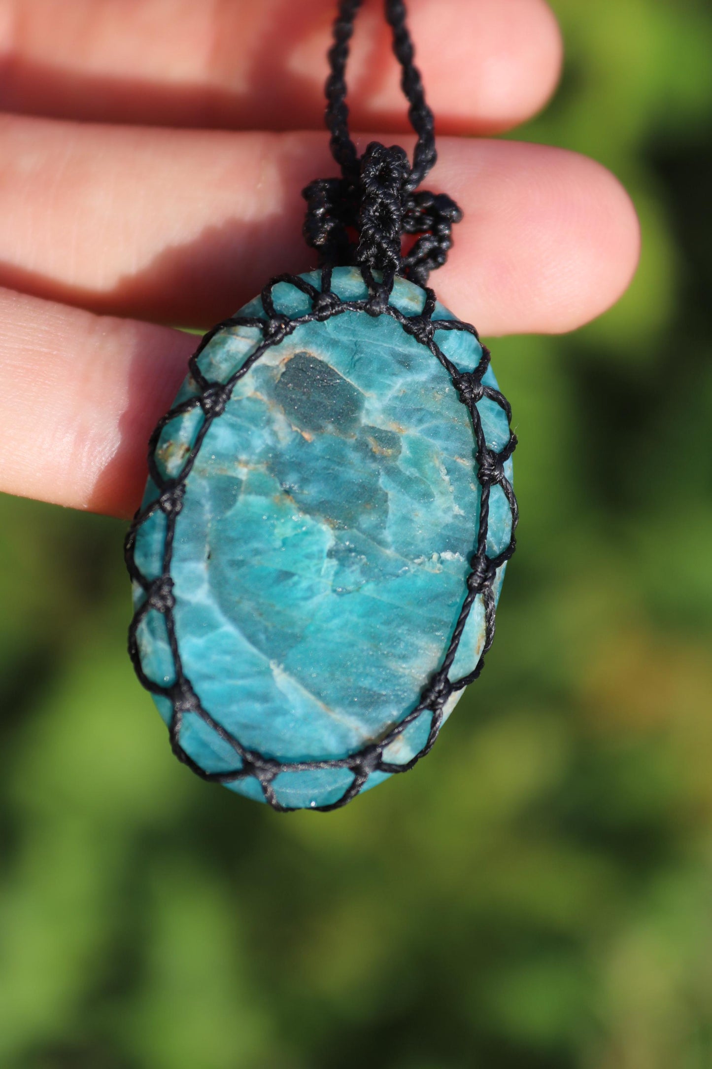 Pendentif unisexe en APATITE néon noire