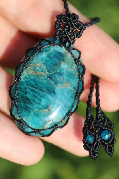 Pendentif unisexe en APATITE néon noire