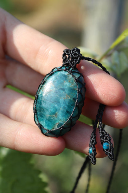 Pendentif unisexe en APATITE néon noire
