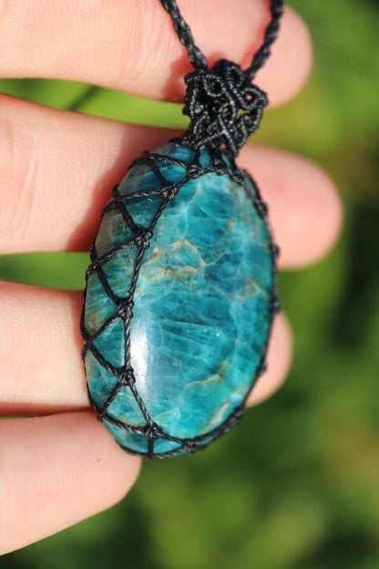 Pendentif unisexe en APATITE néon noire