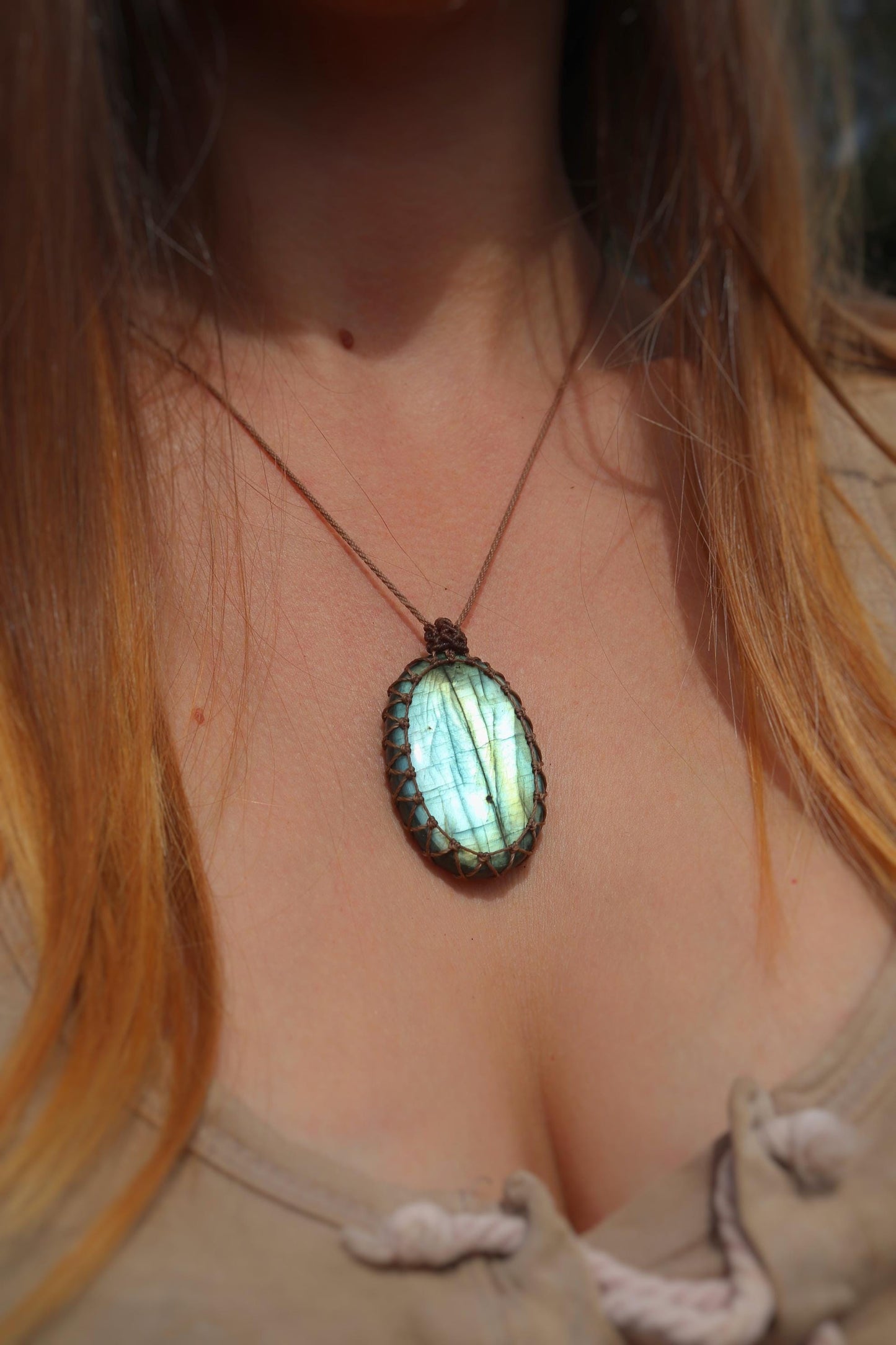 Pendentif LABRADORITE verte en macramé marron