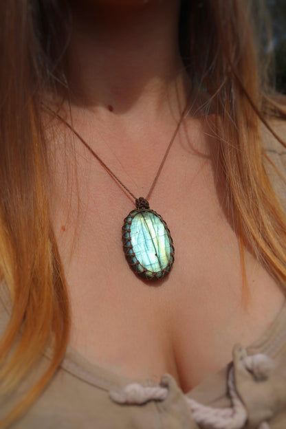 Pendentif LABRADORITE verte en macramé marron