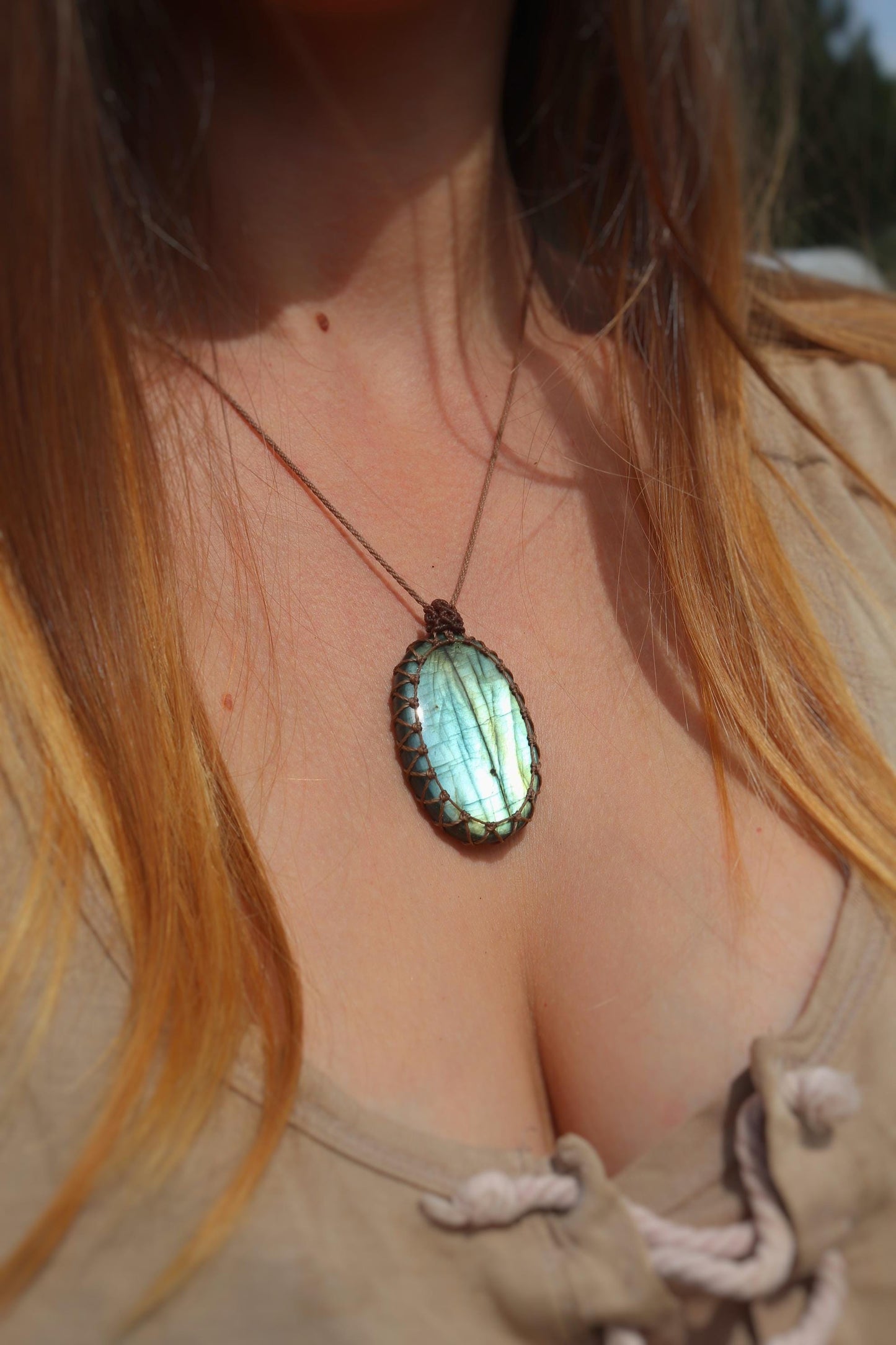 Pendentif LABRADORITE verte en macramé marron