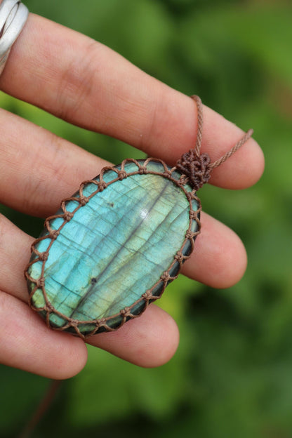 Pendentif LABRADORITE verte en macramé marron