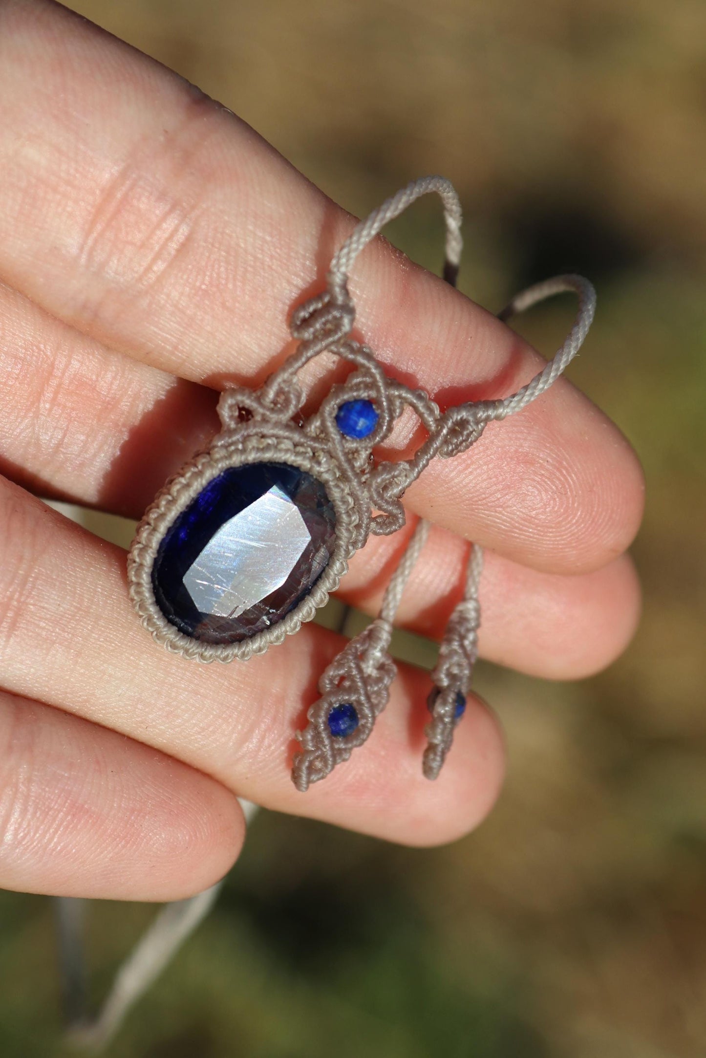 Pendentif en cyanite avec cyanite facettée bleu néon et transparente