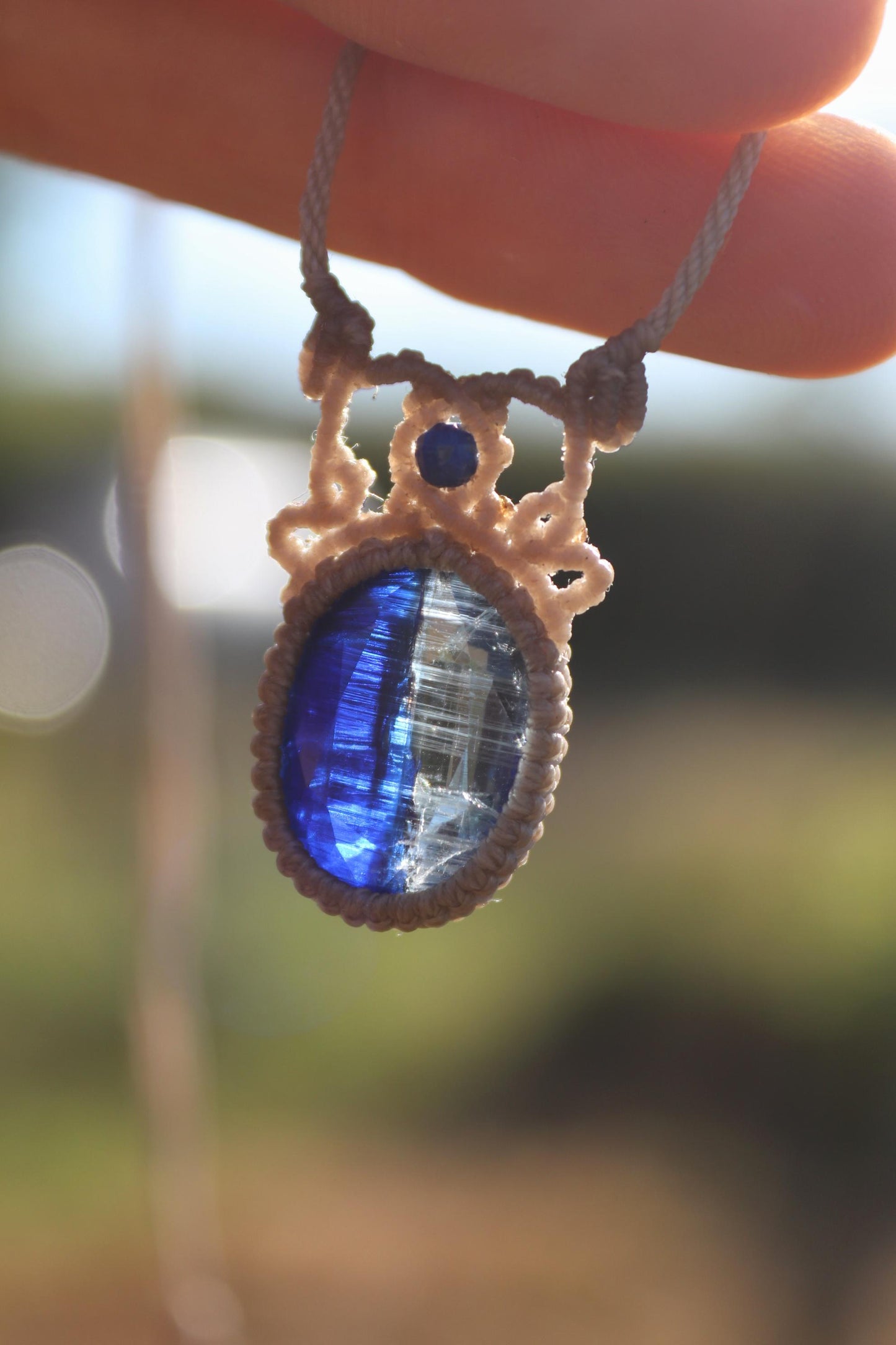 Pendentif en cyanite avec cyanite facettée bleu néon et transparente