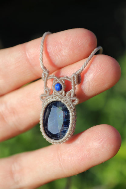 Pendentif en cyanite avec cyanite facettée bleu néon et transparente