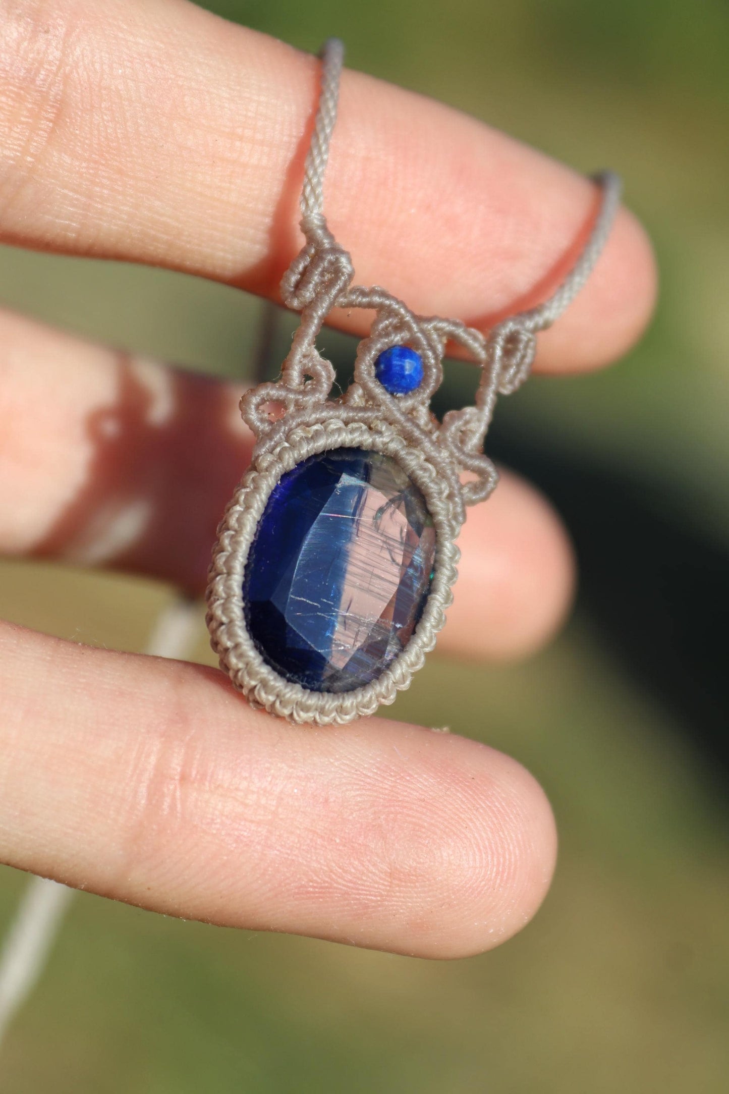 Pendentif en cyanite avec cyanite facettée bleu néon et transparente