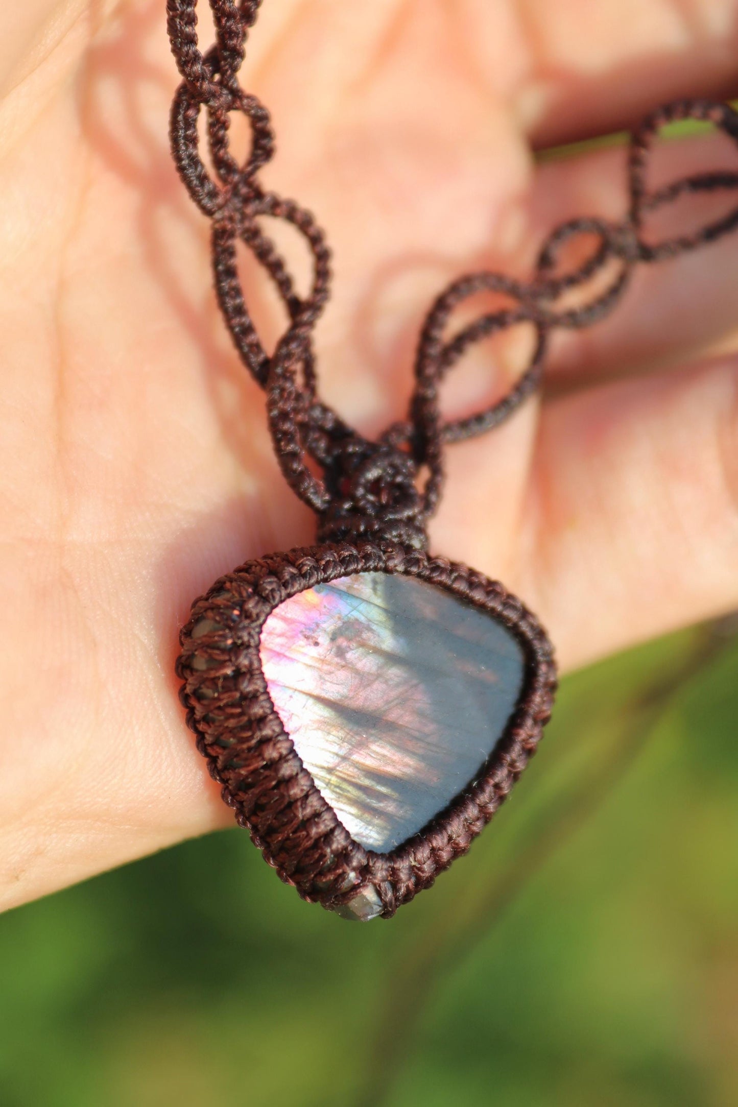 Collier ras-de-cou élégant en spectrolite violette