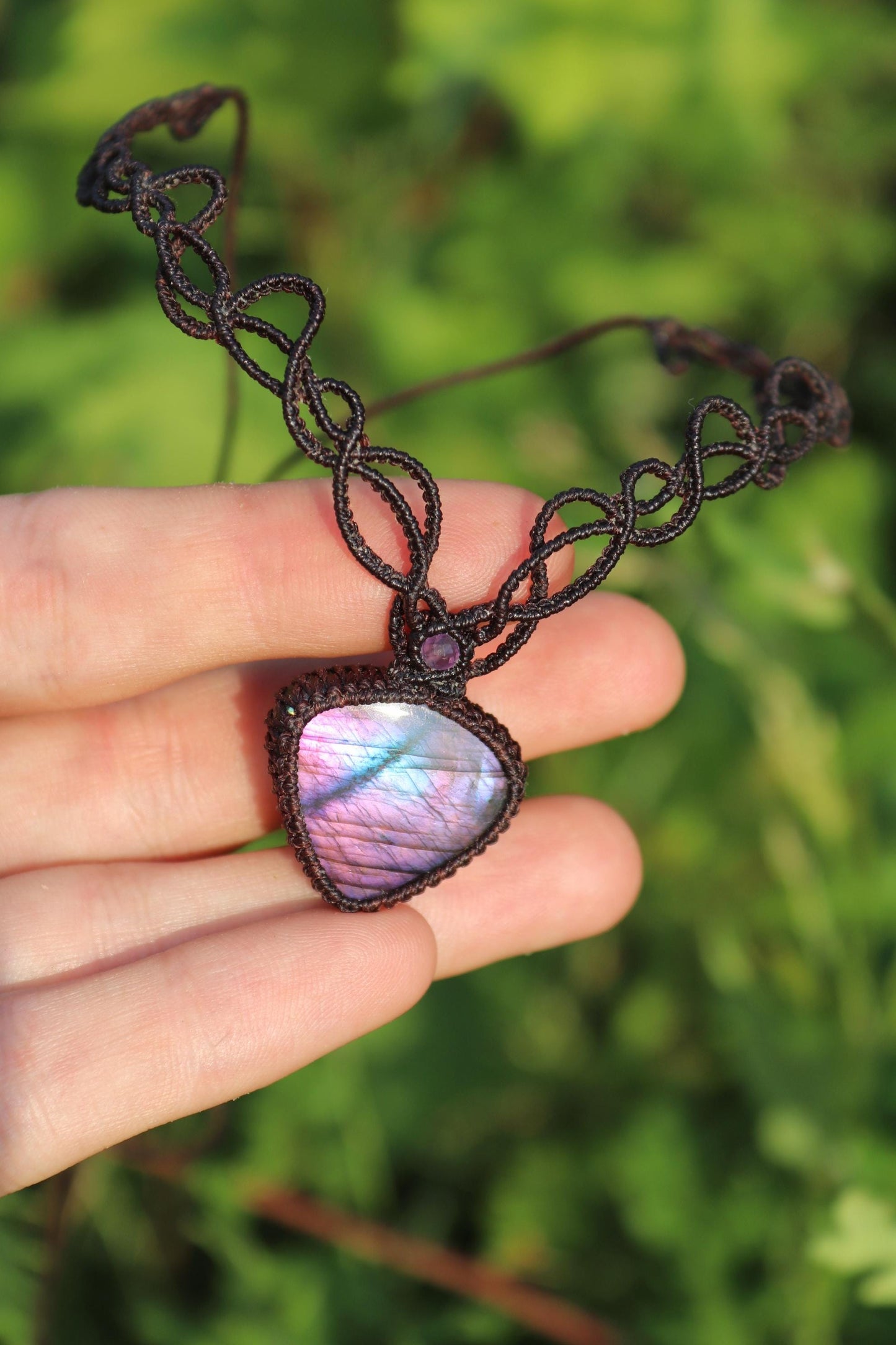 Collier ras-de-cou élégant en spectrolite violette