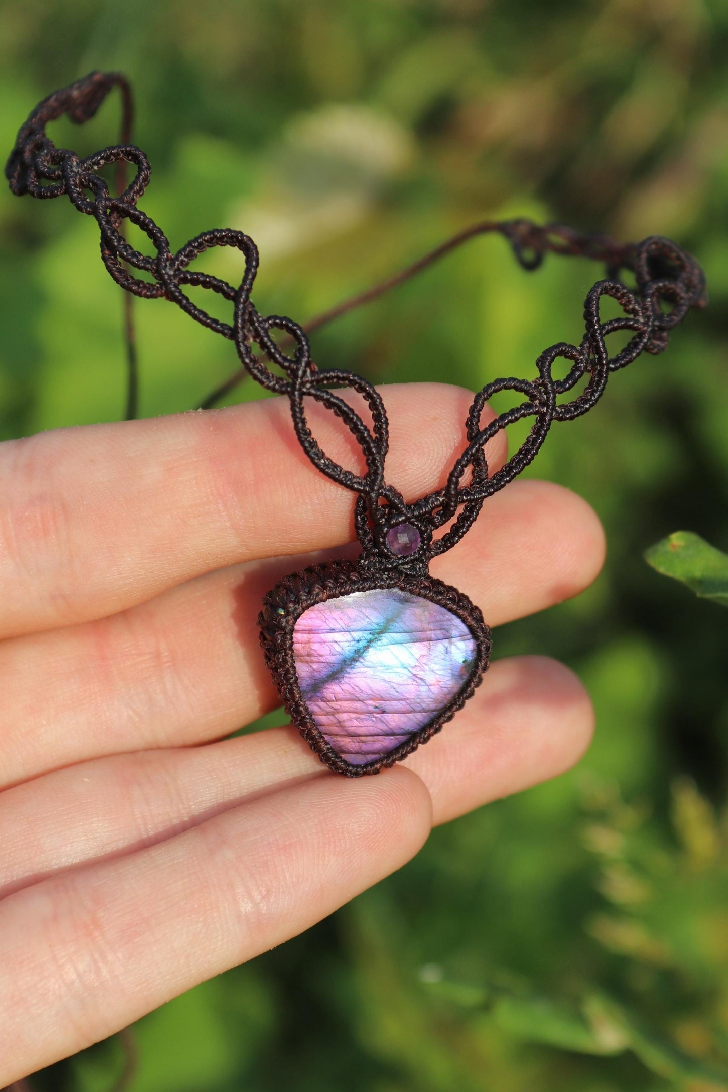 Collier ras-de-cou élégant en spectrolite violette