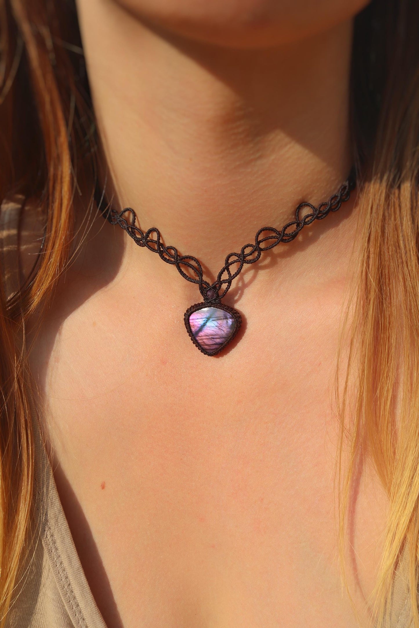 Collier ras-de-cou élégant en spectrolite violette