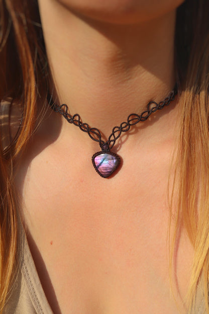 Collier ras-de-cou élégant en spectrolite violette