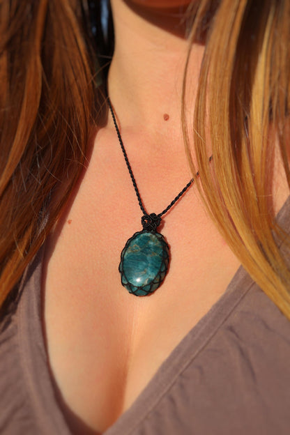 Pendentif unisexe en APATITE néon noire