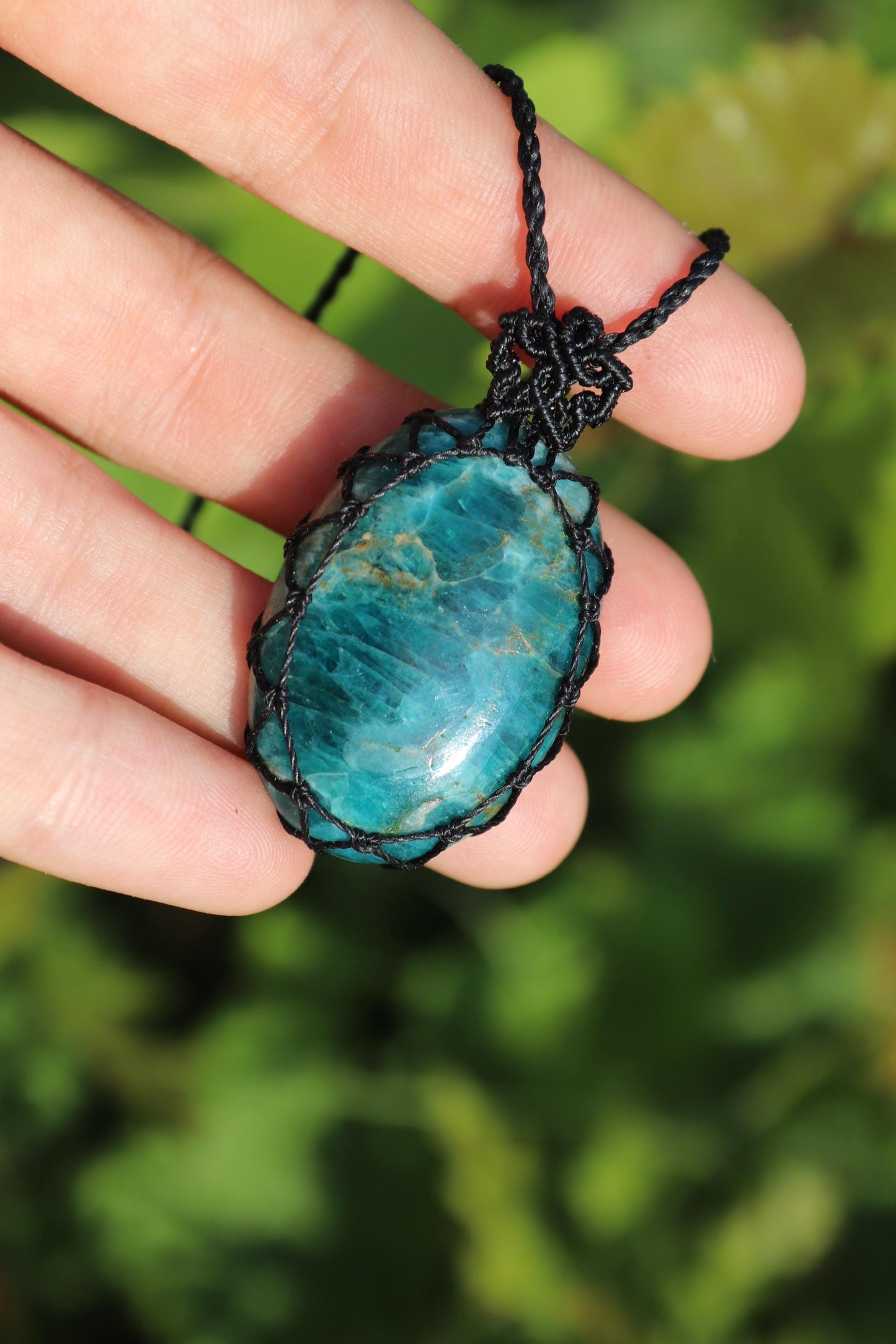Pendentif unisexe en APATITE néon noire