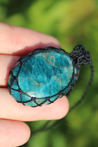 Pendentif unisexe en APATITE néon noire