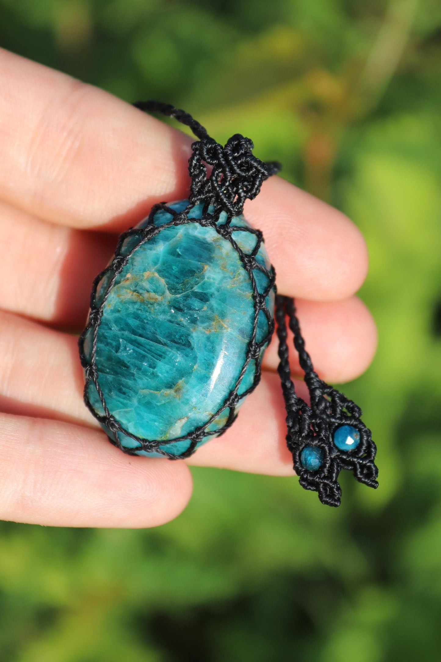 Pendentif unisexe en APATITE néon noire