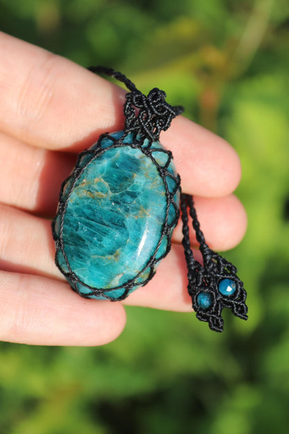 Pendentif unisexe en APATITE néon noire