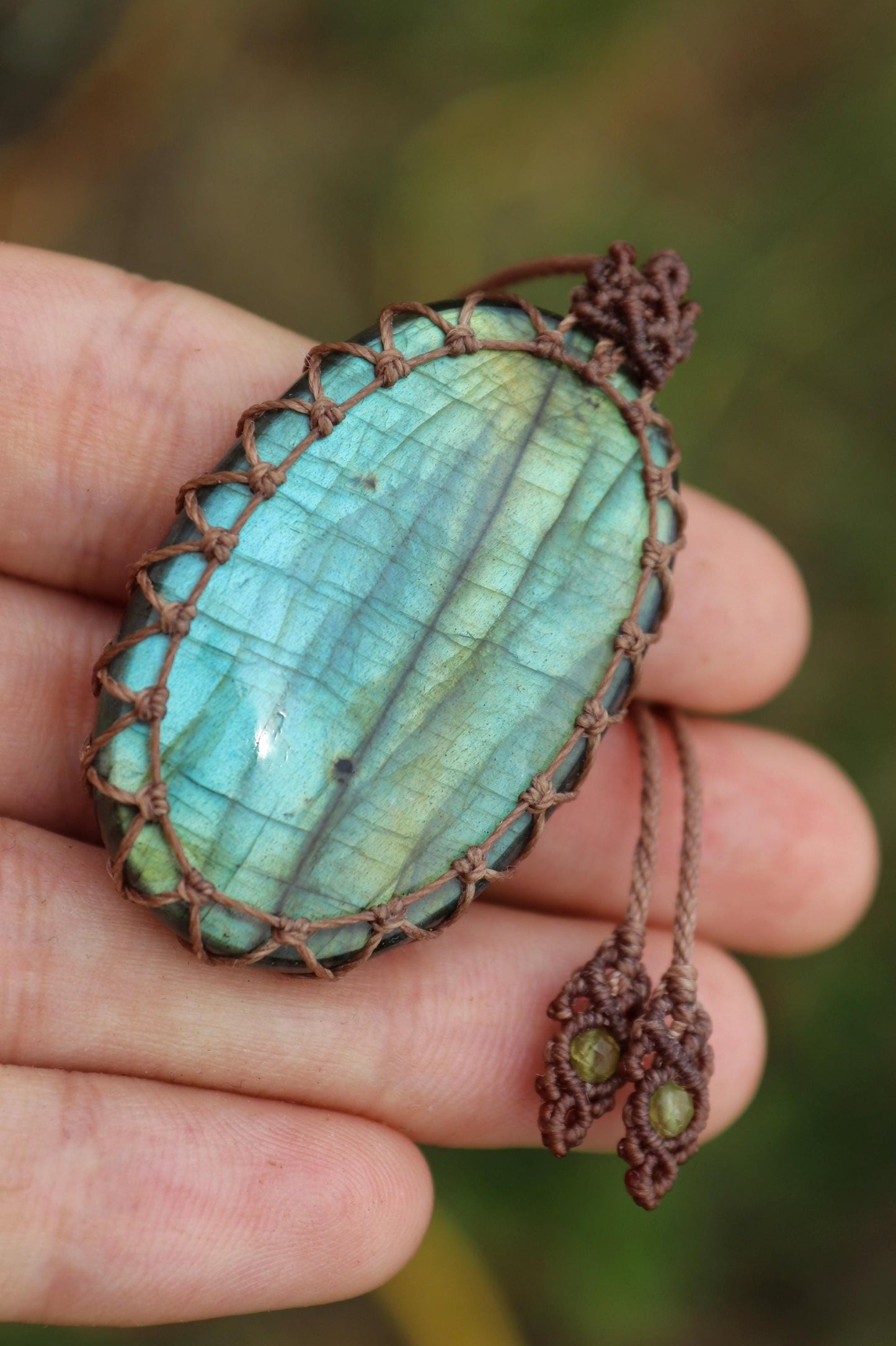 Pendentif LABRADORITE verte en macramé marron