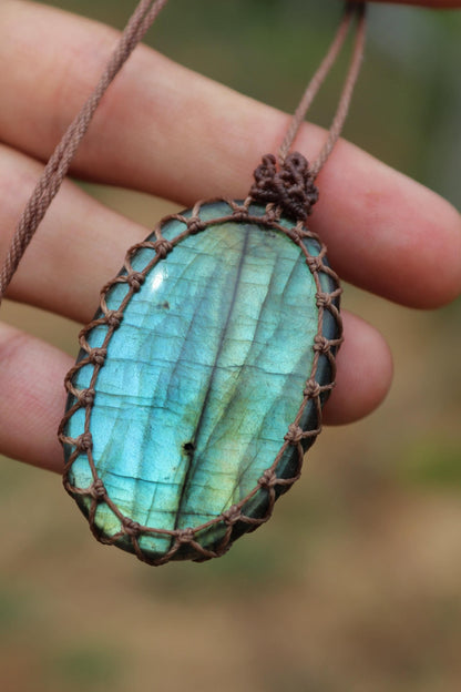 Pendentif LABRADORITE verte en macramé marron