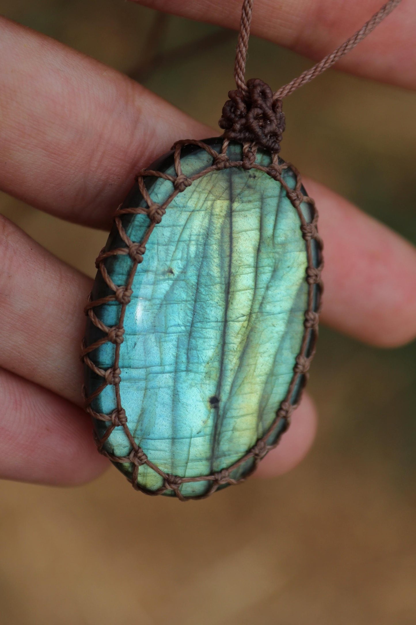 Pendentif LABRADORITE verte en macramé marron
