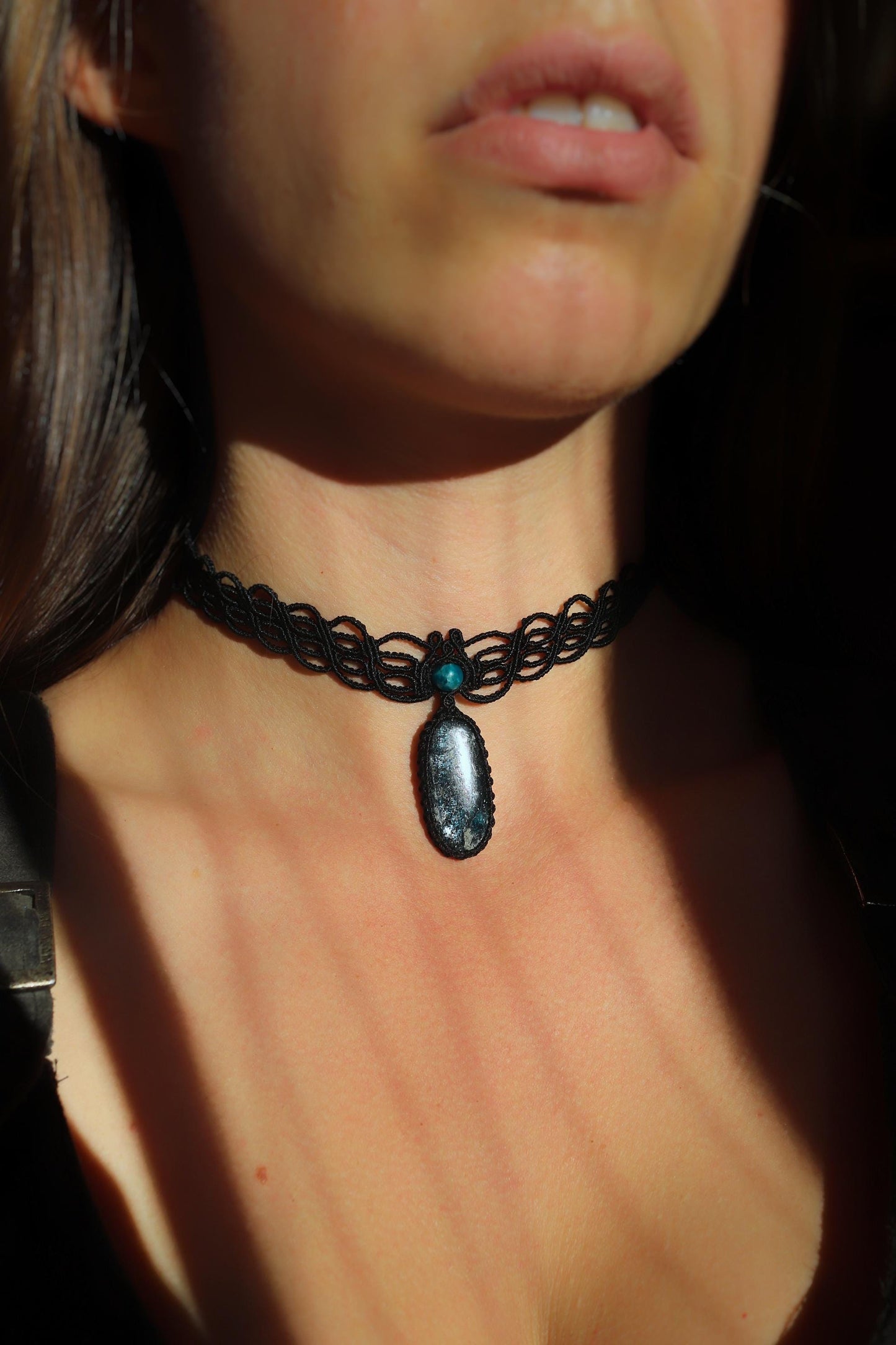 NYXARA tour de cou en KYANITE bleu profond avec apatite