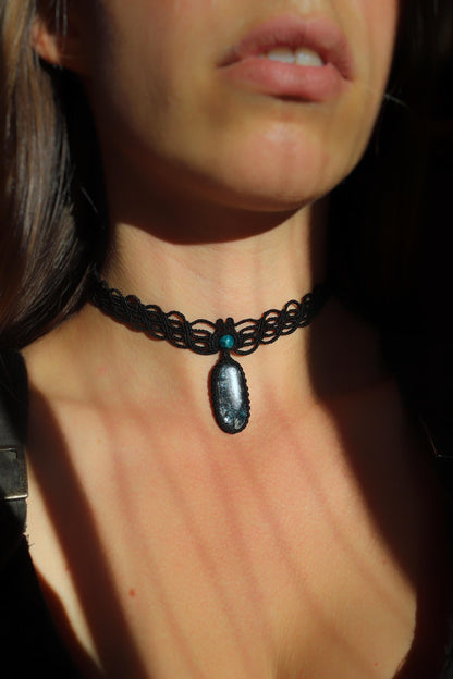NYXARA tour de cou en KYANITE bleu profond avec apatite