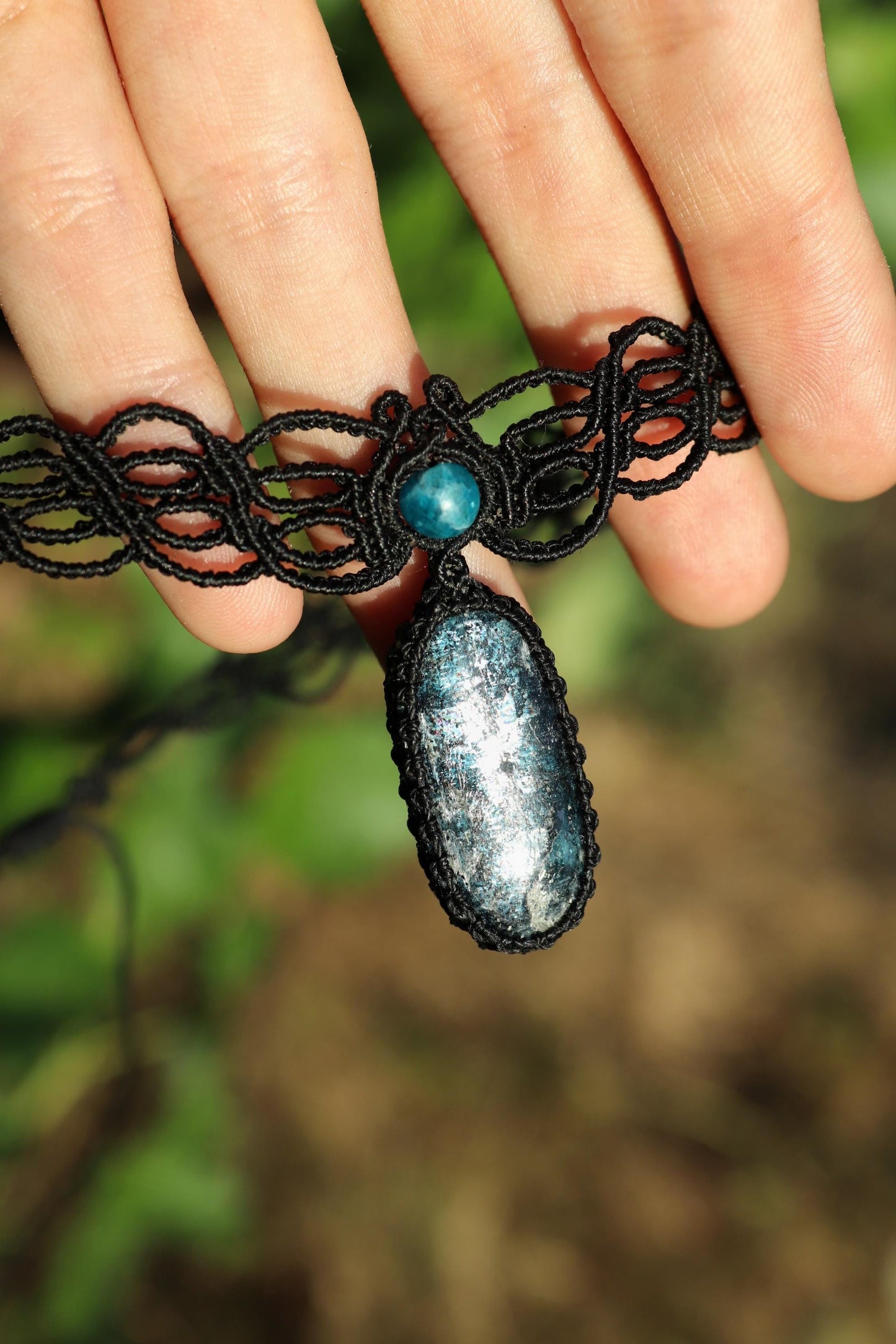 NYXARA tour de cou en KYANITE bleu profond avec apatite