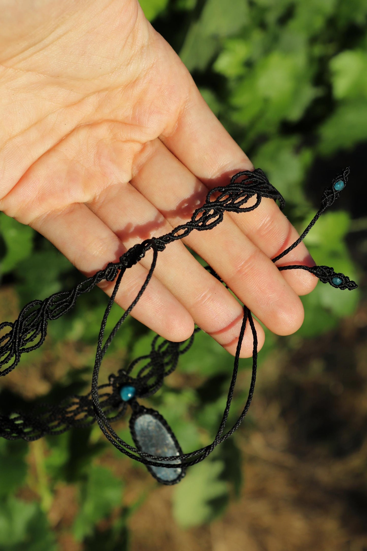 NYXARA tour de cou en KYANITE bleu profond avec apatite