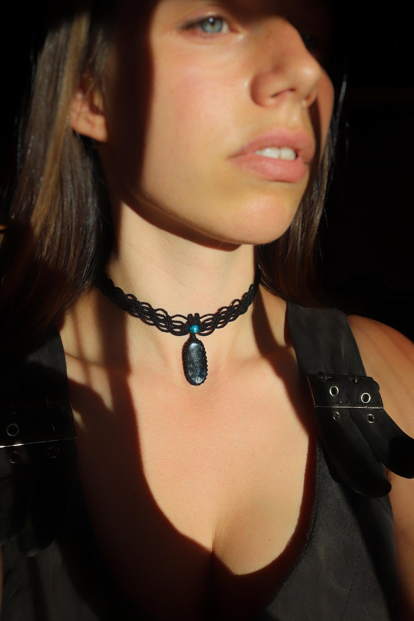 NYXARA tour de cou en KYANITE bleu profond avec apatite