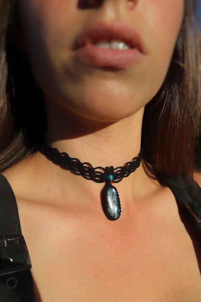 NYXARA tour de cou en KYANITE bleu profond avec apatite