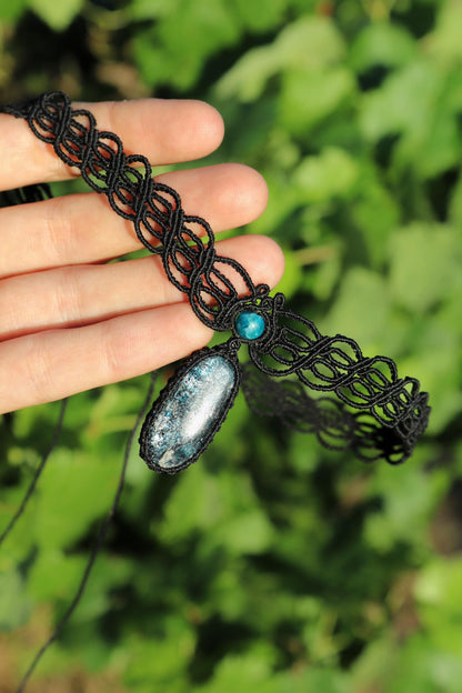 NYXARA tour de cou en KYANITE bleu profond avec apatite
