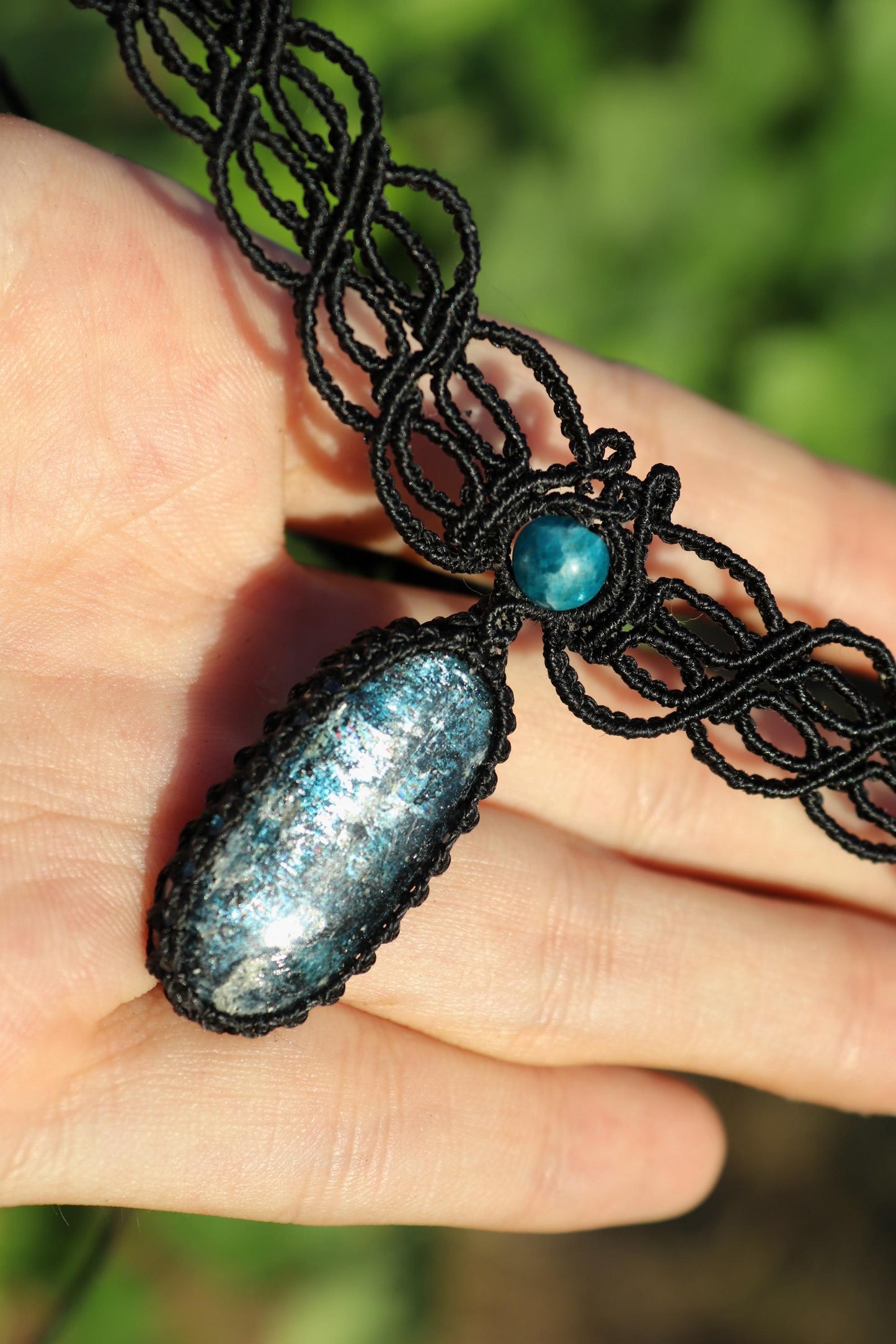 NYXARA tour de cou en KYANITE bleu profond avec apatite