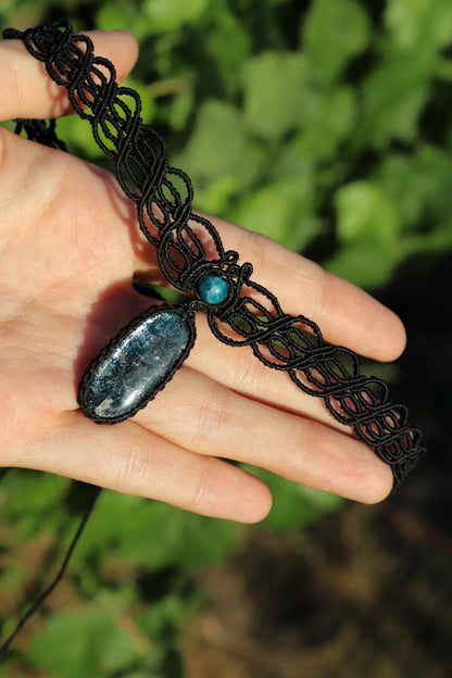 NYXARA tour de cou en KYANITE bleu profond avec apatite