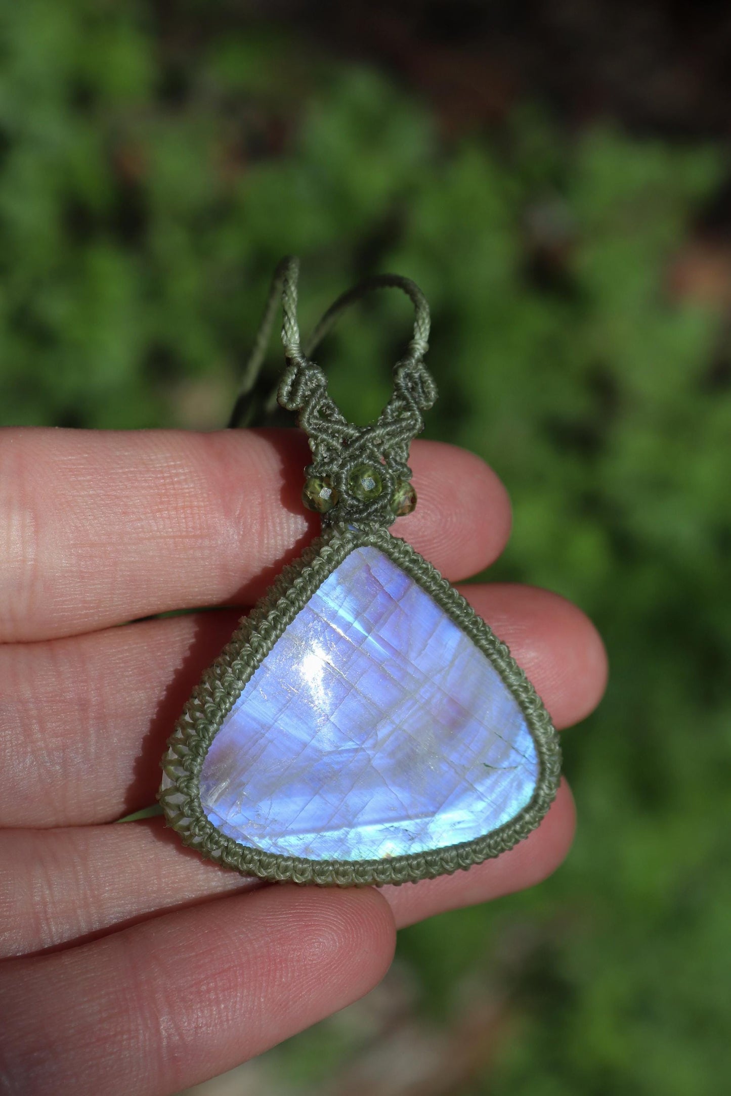 Grand pendentif lune en pierre de lune bleue avec perles de péridot