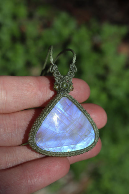 Grand pendentif lune en pierre de lune bleue avec perles de péridot